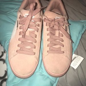 Women’s pumas size 9